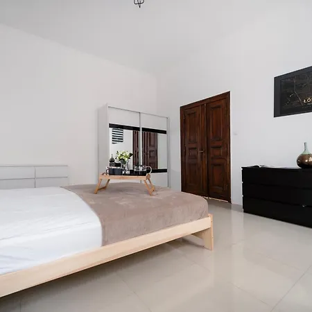 Apartment Central - Top Location, Parking - By Rentujemy